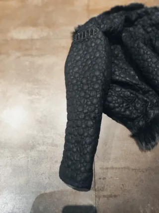 Abrigo Nekenia corto negro con pelo