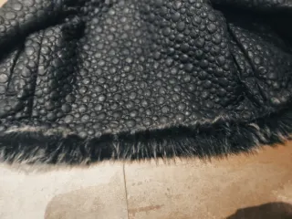 Abrigo Nekenia corto negro con pelo