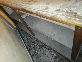 Mueble vitrina largo castaño antiguo