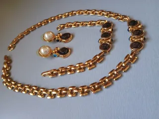Conjunto vintage dorado con camafeos