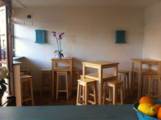 Mesas y sillas en madera. Taburetes, barricas bar