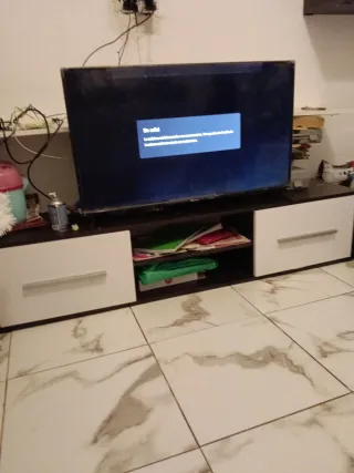 Televisor 40 pulgadas smart TV no tiene mando le d