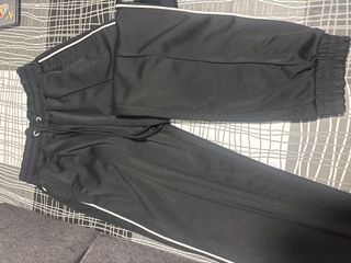 Pantalones negros con raya lateral