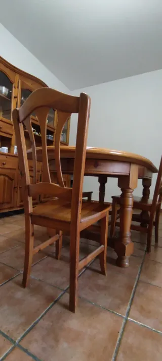 Alacena mesa y sillas rústicas de madera