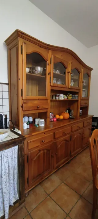 Alacena mesa y sillas rústicas de madera