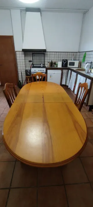 Alacena mesa y sillas rústicas de madera