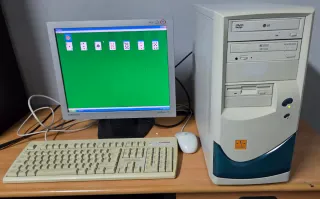 Vecchio computer Pentium 4 con Windows XP