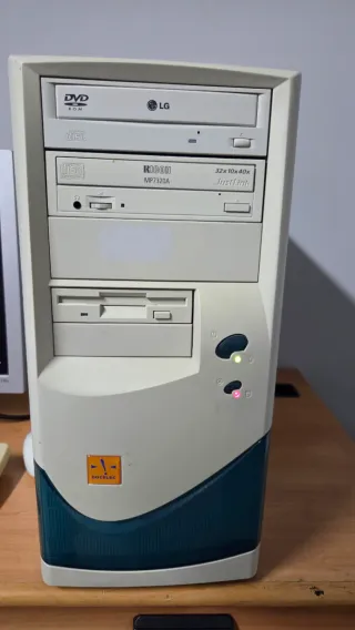 Vecchio computer Pentium 4 con Windows XP