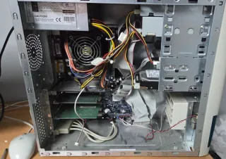 Vecchio computer Pentium 4 con Windows XP