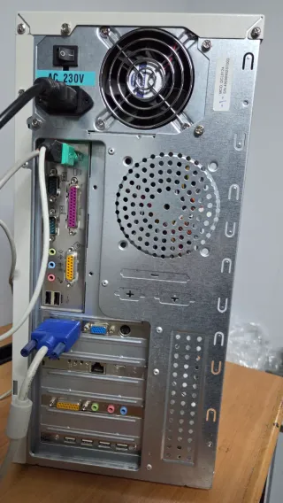 Vecchio computer Pentium 4 con Windows XP