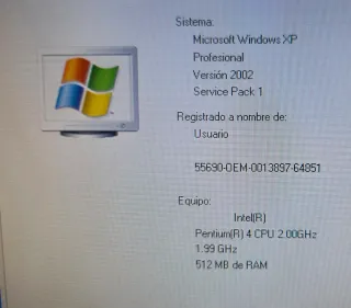 Vecchio computer Pentium 4 con Windows XP