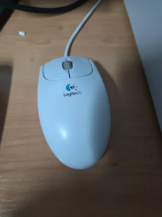 Vecchio computer Pentium 4 con Windows XP