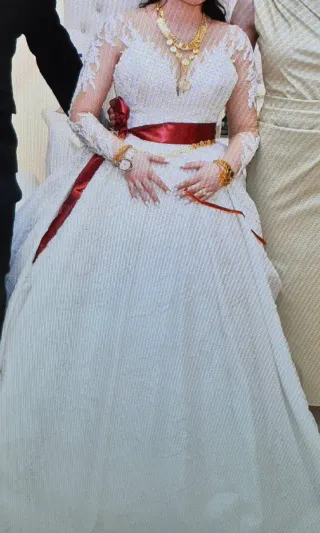 Abito da sposa bianco con cintura rossa