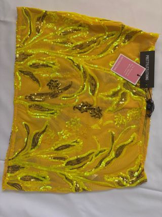 Falda PrettyLittleThing dorada con lentejuelas