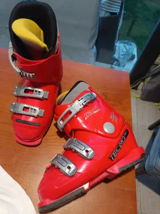 Esquís, botas y bastones de esquí infantiles