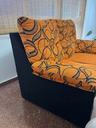 VENTA URGENTE. Sofá 2 plazas tela naranja y negro