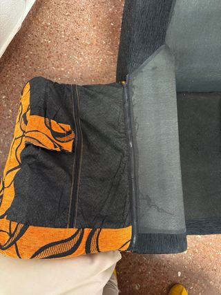 VENTA URGENTE. Sofá 2 plazas tela naranja y negro