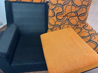 VENTA URGENTE. Sofá 2 plazas tela naranja y negro