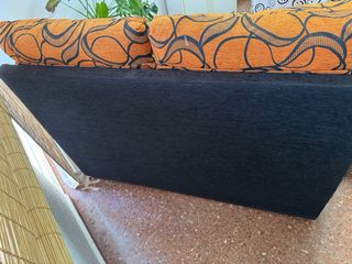 VENTA URGENTE. Sofá 2 plazas tela naranja y negro