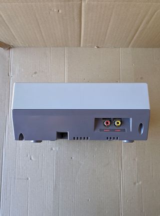 Console Nintendo NES originale versione spagnola, 2 controller (1 con segni di sigaretta), cavo AV, antenna RF, trasformatore