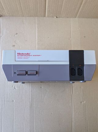 Console Nintendo NES originale versione spagnola, 2 controller (1 con segni di sigaretta), cavo AV, antenna RF, trasformatore