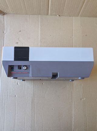 Console Nintendo NES originale versione spagnola, 2 controller (1 con segni di sigaretta), cavo AV, antenna RF, trasformatore
