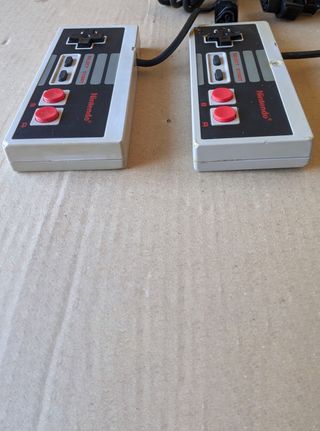 Console Nintendo NES originale versione spagnola, 2 controller (1 con segni di sigaretta), cavo AV, antenna RF, trasformatore
