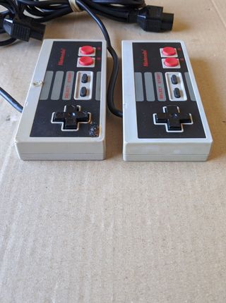 Console Nintendo NES originale versione spagnola, 2 controller (1 con segni di sigaretta), cavo AV, antenna RF, trasformatore