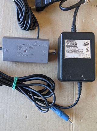 Console Nintendo NES originale versione spagnola, 2 controller (1 con segni di sigaretta), cavo AV, antenna RF, trasformatore