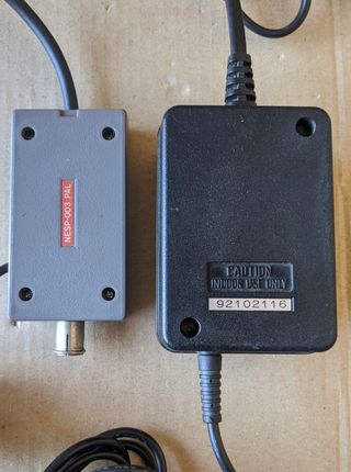 Console Nintendo NES originale versione spagnola, 2 controller (1 con segni di sigaretta), cavo AV, antenna RF, trasformatore