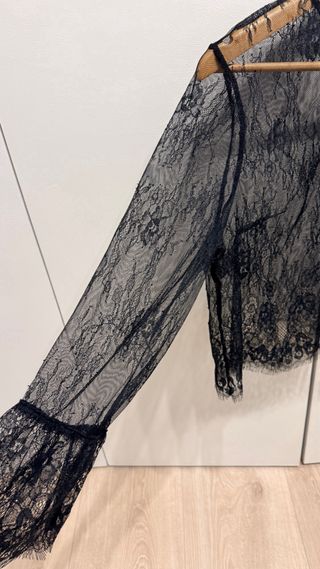Blusa de encaje negra elegante