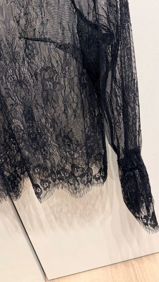 Blusa de encaje negra elegante