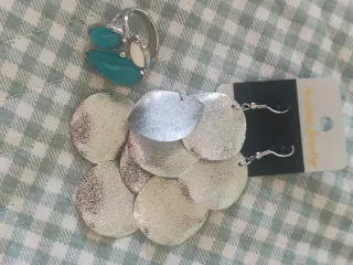 Pendientes de cuentas de madera y coral