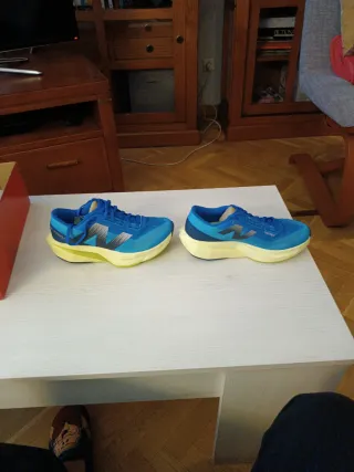 New balance fuelcell Rebel v4 mujer