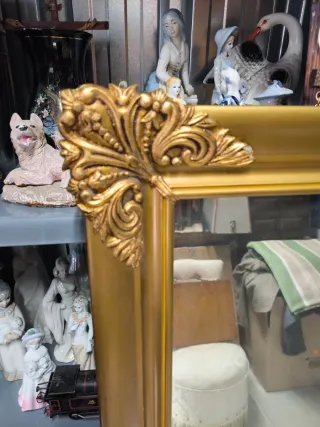 Espejo Dorado Grande con Marco Decorado
