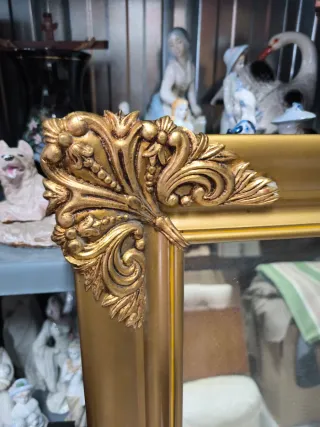 Espejo Dorado Grande con Marco Decorado