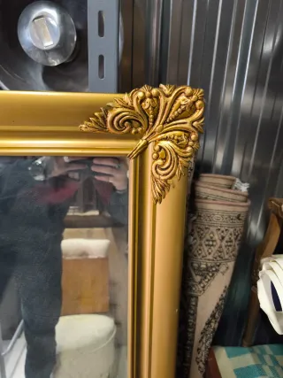 Espejo Dorado Grande con Marco Decorado