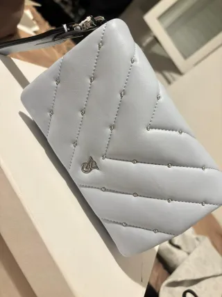 Cartera de mano Victoria's Secret azul plateada