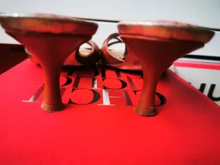 Sandalias Carolina Herrera Marrón y Dorado.