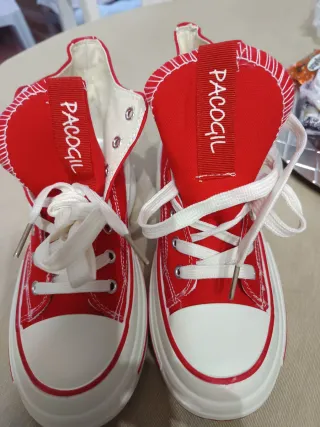 Botas deportivas rojas