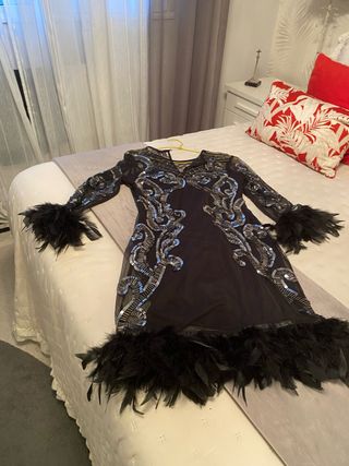 Vestido fiesta negro lentejuelas y plumas