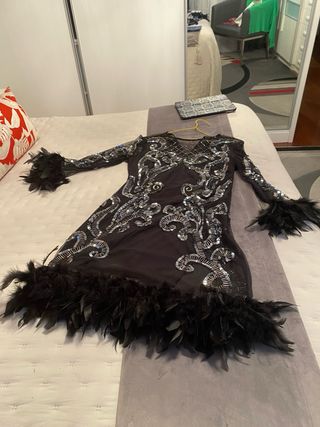 Vestido fiesta negro lentejuelas y plumas