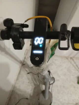 Patinete eléctrico con cargador