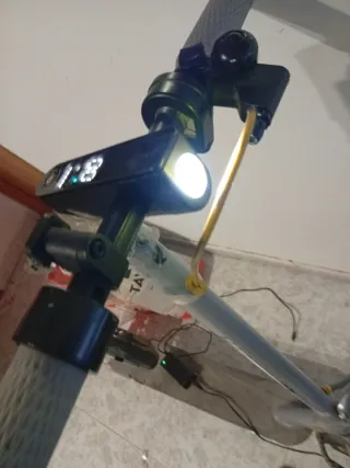 Patinete eléctrico con cargador