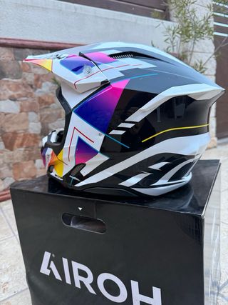 Casco Enduro Airoh Rainbow y gafas