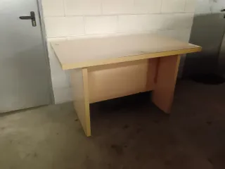 Mesa de escritorio de madera beige