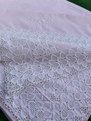 Sábana antigua rosa bordada para cama grande