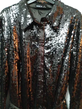 Camisa lentejuelas negra.