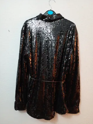 Camisa lentejuelas negra.