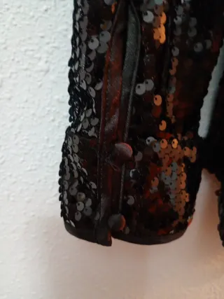 Camisa lentejuelas negra.